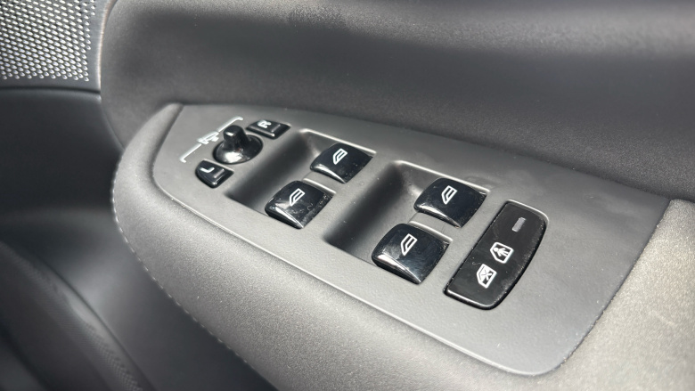 Volvo XC90 2.0 T8 PHEV Ultra Dark 5dr AWD Geartronic Estate